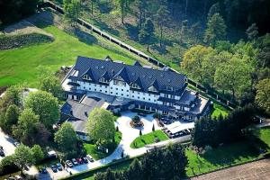 eine Luftansicht eines großen Hauses mit Dach in der Unterkunft l'Arrivée Hotel & Spa in Dortmund