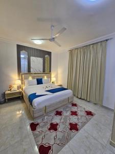 Ένα ή περισσότερα κρεβάτια σε δωμάτιο στο الحي التجاري نسائم صلاله للأجنحة والشقق الفاخرة Nassayem Salalah Hotel Apartments & Suites Downtown