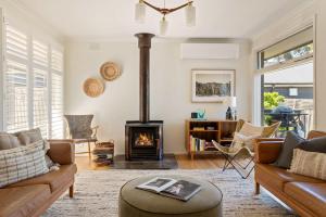 Χώρος καθιστικού στο Wildwood Cottage - Village Beach Wineries +17 φωτογραφίες