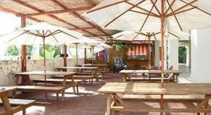 um grupo de mesas com guarda-sóis num restaurante em Nature Miraikan em Gimbaru