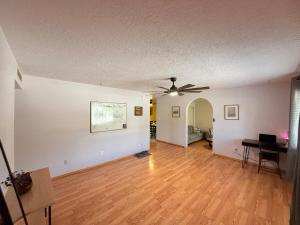 TV a/nebo společenská místnost v ubytování Free Chick-Fil-A & Starbucks! Cliffside Hideaway!