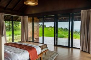 Postel nebo postele na pokoji v ubytování Meadow Hills Villas by Mahaprana