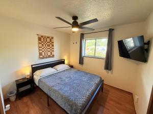 Postel nebo postele na pokoji v ubytování Free Chick-Fil-A & Starbucks! Cliffside Hideaway!