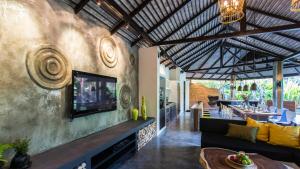 Televiisor ja/või meelelahutuskeskus majutusasutuses Tolani Nimman Villa Chiang Mai