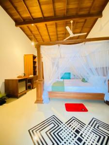 ein Schlafzimmer mit einem Bett mit Moskitonetz in der Unterkunft Lavender mirissa in Mirissa