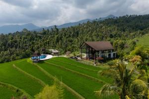 Nespecifikovaný výhled na hory nebo výhled na hory při pohledu z chaty