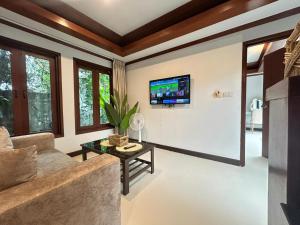 TV a/nebo společenská místnost v ubytování Kaya Mani Villas