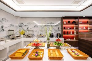 a room with a table with baskets of food at Xi'an Jinshengdi Hotel, Datang Everbright City, Big Wild Goose Pagoda Branch in Xi'an
