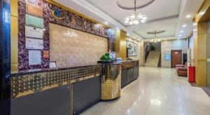 eine Lobby mit Bar in einem Gebäude in der Unterkunft Ying Feng Yuan Hotel in Guangzhou
