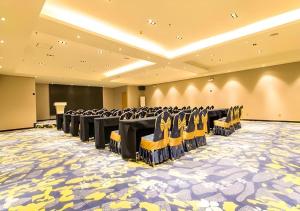 une salle de conférence avec des rangées de tables et de chaises dans l'établissement City Comfort Inn Nanning Shuangyong Road Guangxi Medical University, à Nanning