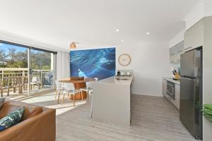 O bucătărie sau chicinetă la Pacifico Flynns beach 319 +3 fotografii