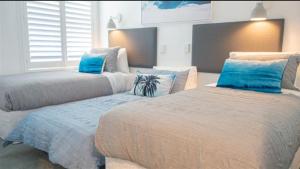 Un pat sau paturi într-o cameră la Pacifico Flynns beach 319