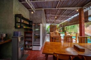 jadalnia ze stołem i lodówką w obiekcie Dedeane Hotel & Yoga Retreat w mieście Ubud