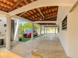 uma garagem com um carro estacionado sob um teto de madeira em Casa de Descanso Hermosa San Angel 