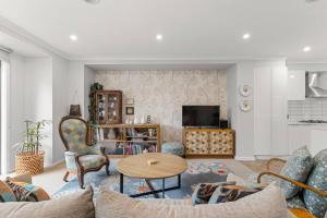 ein Wohnzimmer mit Sofa und Tisch in der Unterkunft The Pattern House Ballarat Lakeside Creative Haven in Eureka