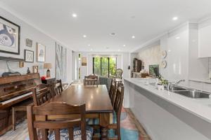 eine Küche und ein Esszimmer mit einem Tisch und einem Klavier in der Unterkunft The Pattern House Ballarat Lakeside Creative Haven in Eureka