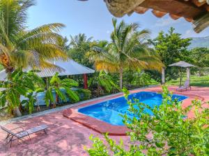 uma imagem de uma piscina em um resort em Casa de Descanso Hermosa San Angel 