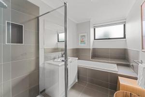 ein Badezimmer mit einer Dusche, einem Waschbecken und einer Badewanne in der Unterkunft The Pattern House Ballarat Lakeside Creative Haven in Eureka + 15 Fotos