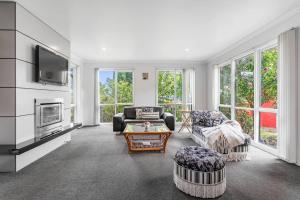 Posezení v ubytování Greenview Bungalow - Sunlit Stay near Sovereign Hill