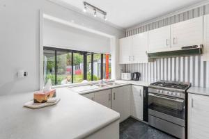 Kuchyň nebo kuchyňský kout v ubytování Greenview Bungalow - Sunlit Stay near Sovereign Hill