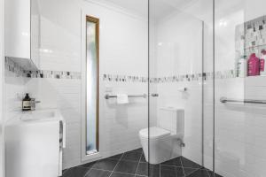 Koupelna v ubytování Greenview Bungalow - Sunlit Stay near Sovereign Hill + 13 fotografií