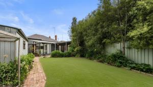 Zahrada ubytování Greenview Bungalow - Sunlit Stay near Sovereign Hill