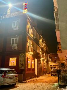 Budova, kde se hotel nachází + 22 fotografií