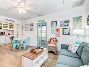 ein Wohnzimmer mit Sofa und Tisch in der Unterkunft Surf Puppy in Tybee Island