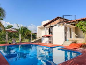 uma piscina em frente a uma casa em Casa de Descanso Hermosa San Angel 