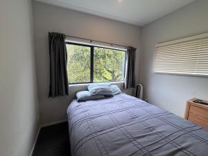 Ένα ή περισσότερα κρεβάτια σε δωμάτιο στο Sunny Shores, Serene Spaces in this Whangamatā retreat