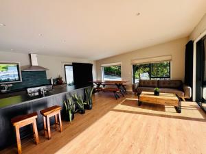 Η κουζίνα ή μικρή κουζίνα στο Sunny Shores, Serene Spaces in this Whangamatā retreat