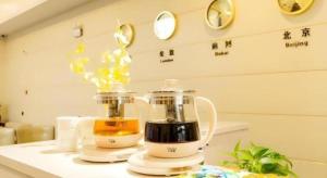 Příslušenství pro přípravu čaje a kávy v ubytování GreenTree Inn Express Bozhou Woyang County Huaizhong Avenue Zhonghai International