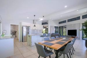 Η κουζίνα ή μικρή κουζίνα στο Flinders Haven Poolside Escape by the Beach