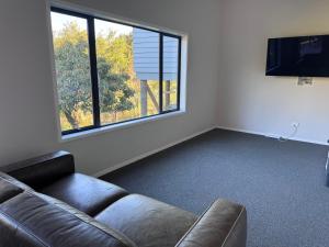 Μια τηλεόραση ή/και κέντρο ψυχαγωγίας στο Sunny Shores, Serene Spaces in this Whangamatā retreat