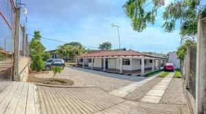 uma casa com um carro estacionado na frente dela em Casa de Descanso Hermosa San Angel  mais 4 fotografias