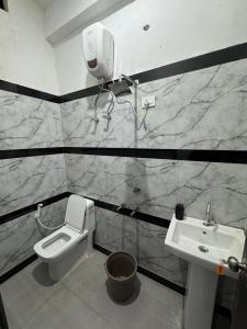 un baño con inodoro y lavabo en Yashdeep Hotel, en Jāmb