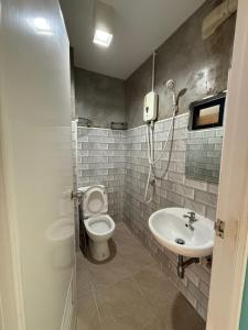 ein Badezimmer mit Toilette und Waschbecken in der Unterkunft Flow stay koh samet 流宿 沙美島 in Ko Samed