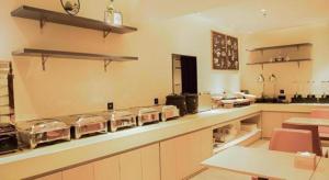 eine Küche mit einem Haufen Lebensmittel auf einer Theke in der Unterkunft City Comfort Inn Huaihua East Station in Huaihua