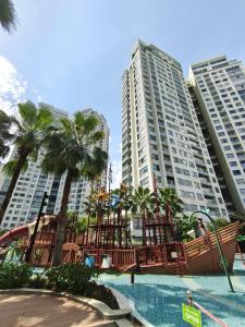 Bazén v ubytování Diamond Island Highfloor RiverView 8min to D1 nebo v jeho okolí