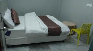 En eller flere senge i et værelse på Hotel O Sai Dham Ayodhya