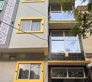 Bygningen som hotellet ligger i + 4 billeder