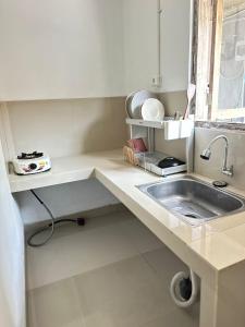 Η κουζίνα ή μικρή κουζίνα στο Oemah Teduh +16 φωτογραφίες