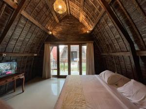 Ένα ή περισσότερα κρεβάτια σε δωμάτιο στο Oemah Teduh