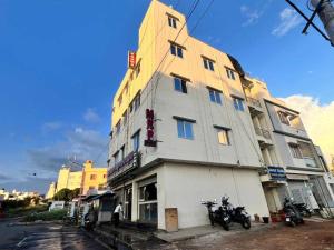 Budova, kde se hotel nachází + 8 fotografií