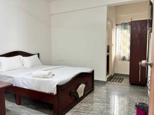 Postel nebo postele na pokoji v ubytování Hotel O Bhuvika Residency