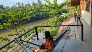 Balkón nebo terasa v ubytování InnerZen Riverside homestay Ben Tre 1 bedroom for 1-2 guests, 2 bedrooms for 3-4 guests