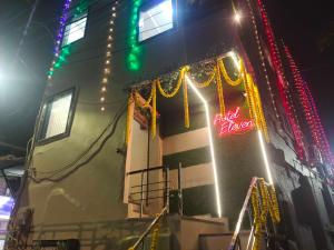 Budova, kde se hotel nachází + 6 fotografií