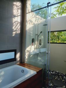 Koupelna v ubytování InnerZen Riverside homestay Ben Tre 1 bedroom for 1-2 guests, 2 bedrooms for 3-4 guests