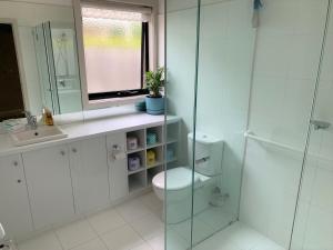 ein Badezimmer mit Toilette und Waschbecken und einem Fenster in der Unterkunft BROWNBILL STREET GEELONG a 2 Bedroom Unit located in the heart of East Geelong in Geelong + 16 Fotos