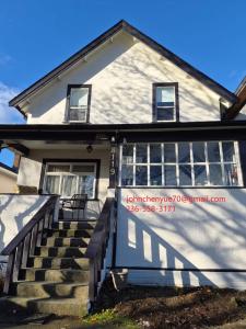 una casa con una puerta delantera con un cartel en ella en John's House in Vancouver West, en Vancouver